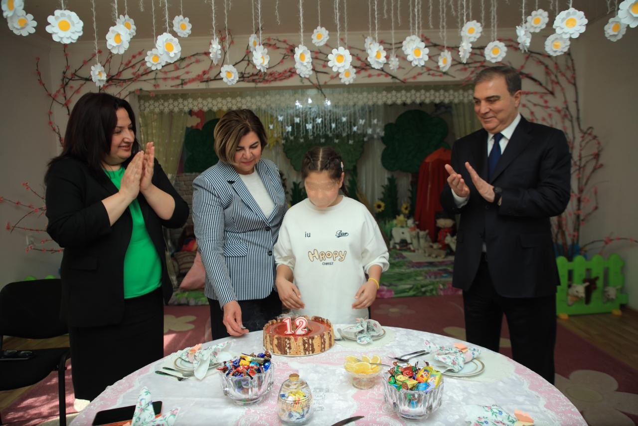 Niyazi Bayramov uşaq evinin sakinini ad gününü təbrik etdi - FOTOLAR